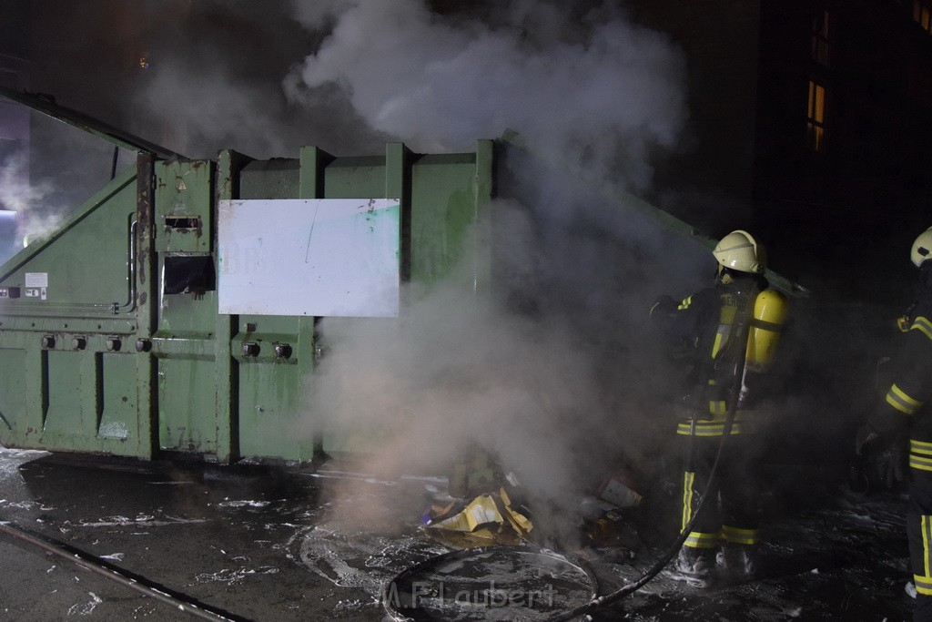 Feuer Papp Presscontainer Koeln Hoehenberg Bochumerstr P237.JPG - Miklos Laubert